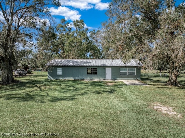 view of front of house with a front lawn