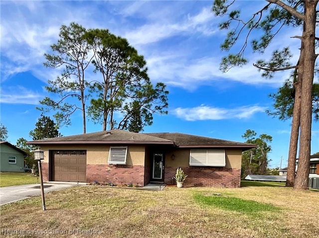 324 Lake Rd NE, Lake Placid, FL 33852 - ranch-style home featuring a garage and a front lawn