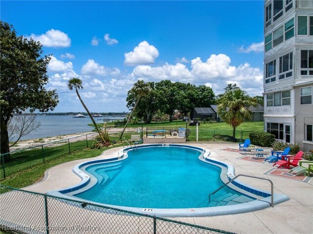 2131 Lakeview Dr Unit 400, Sebring, FL 33870 - community pool featuring a water view and a patio area