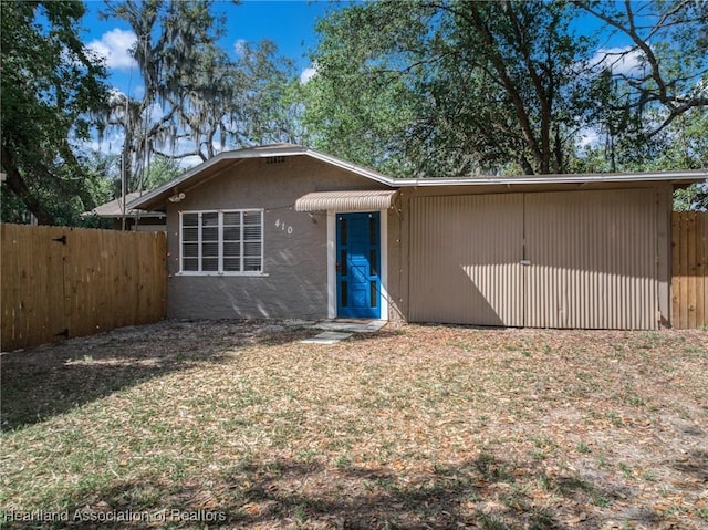 412 Rose Ave, Sebring, FL 33870 - view of front facade featuring fence and stucco siding