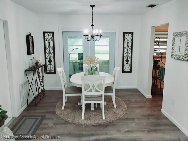 200 Robin Ave, Sebring, FL 33870 - dining area featuring a chandelier, wood finished floors, and baseboards