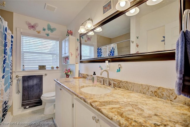 bathroom with toilet, a shower with curtain, visible vents, and vanity