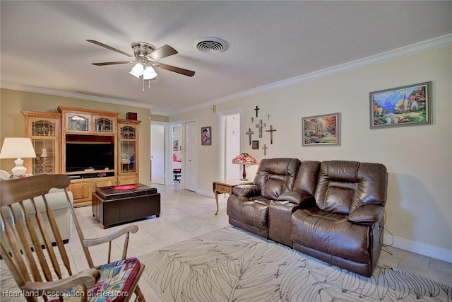 living room featuring a ceiling fan, baseboards, visible vents, and crown molding