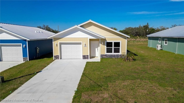 view of front facade featuring driveway, an attached garage, and a front lawn