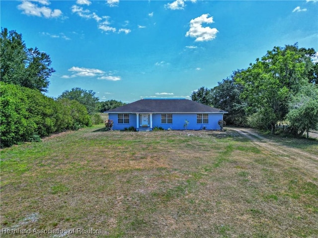 view of front of home featuring a front yard