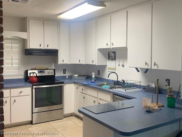 kitchen featuring electric range, a peninsula, dark countertops, ventilation hood, and a sink