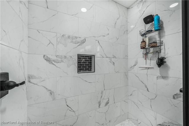 room details featuring a tile shower