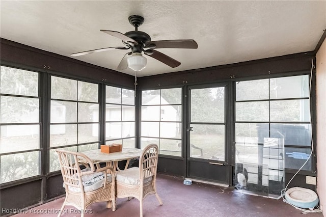 sunroom with ceiling fan