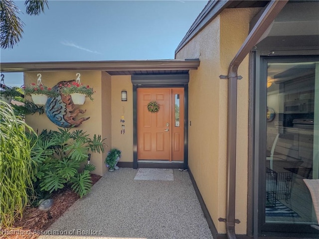 property entrance featuring stucco siding