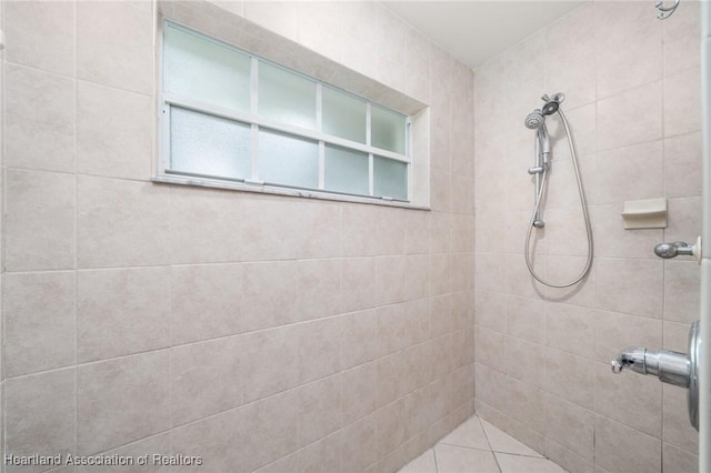 bathroom featuring a tile shower