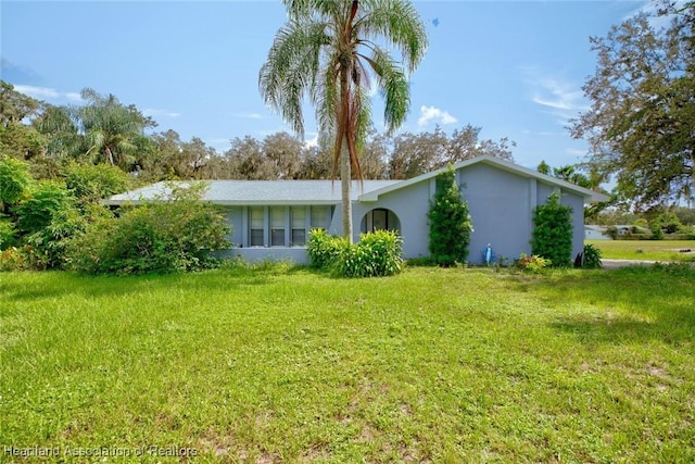 ranch-style house featuring a front lawn