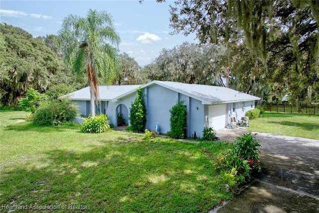 view of front facade featuring a front lawn and a garage