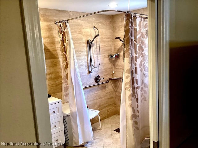 full bathroom featuring a tile shower