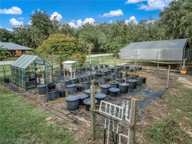 view of yard featuring an outdoor structure