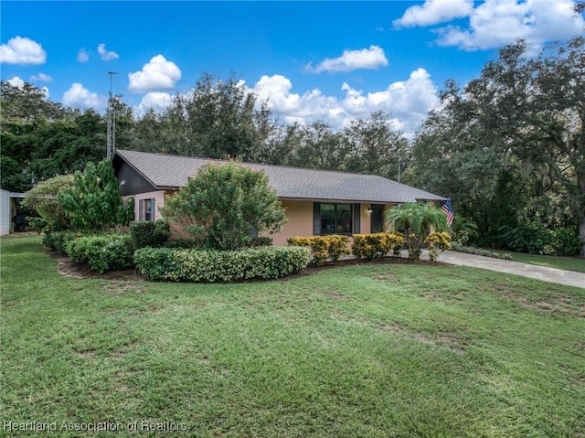 ranch-style home featuring a front lawn