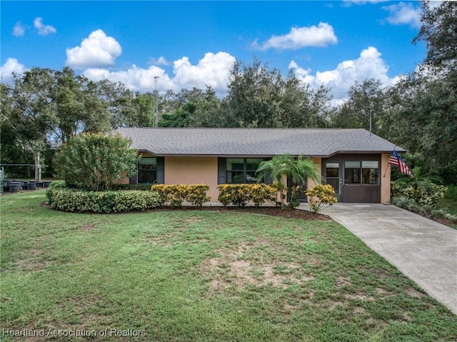 ranch-style home featuring a front lawn