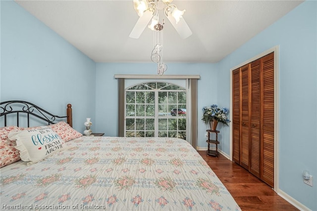 bedroom featuring ceiling fan, dark wood-type flooring, and a closet