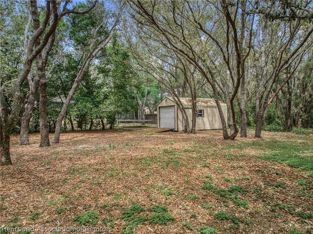 view of yard featuring an outbuilding