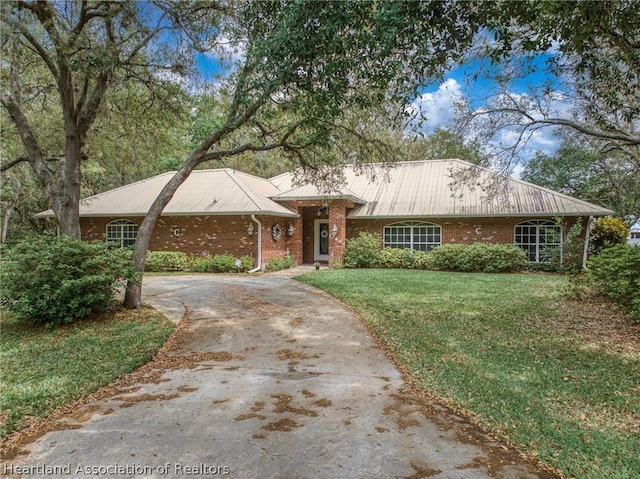 single story home featuring a front lawn