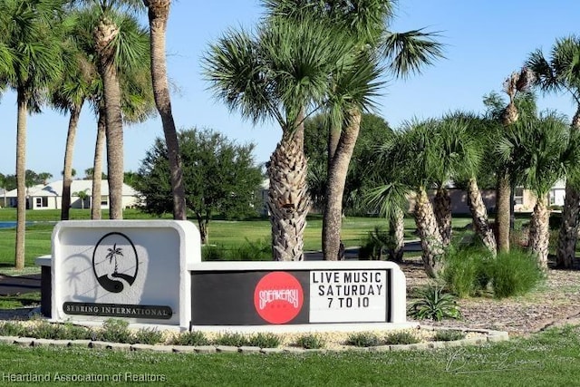 community sign with a yard