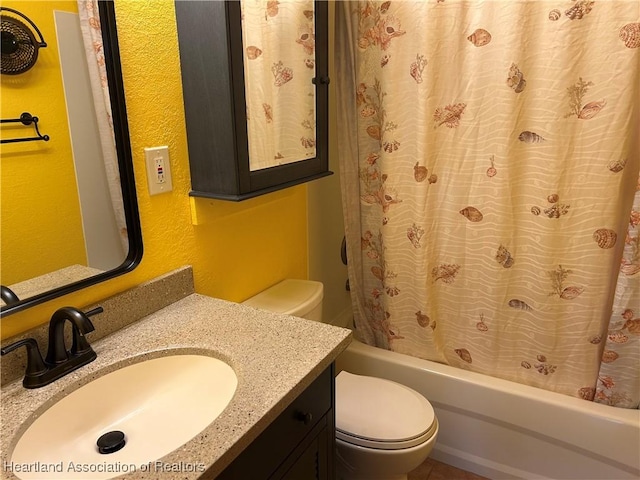 11 Mockingbird Rd, Lake Placid, FL 33852 - bathroom with vanity, shower / bath combo, and a textured wall