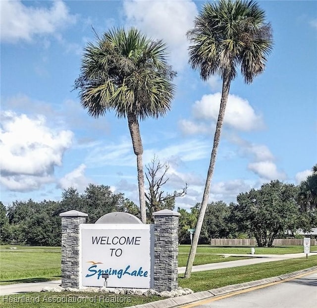 community sign featuring a yard