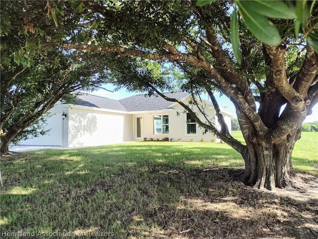 ranch-style house featuring a front lawn