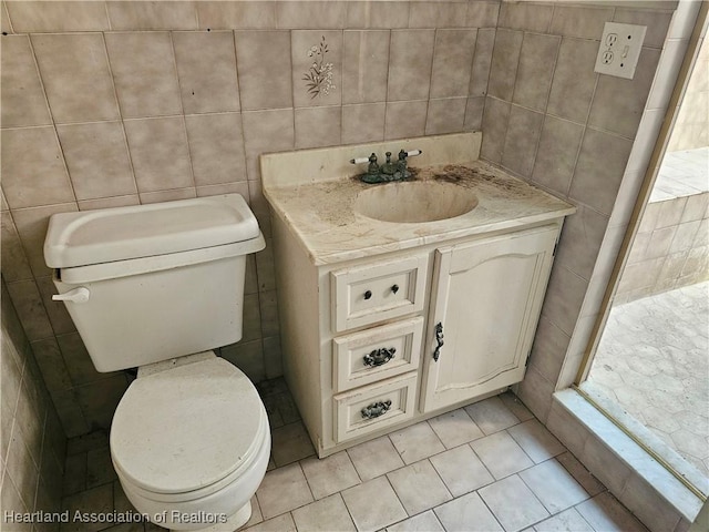 1237 Hitakee Ave, Sebring, FL 33870 - bathroom featuring tile walls, toilet, tile patterned floors, and vanity