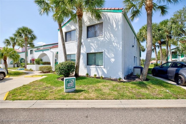 view of front of property featuring a front yard