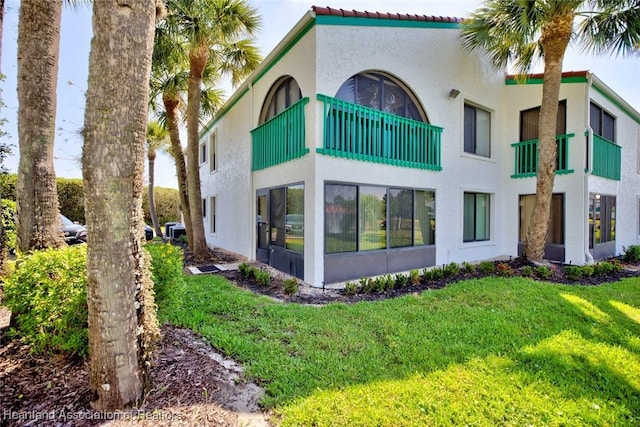 back of house featuring a lawn