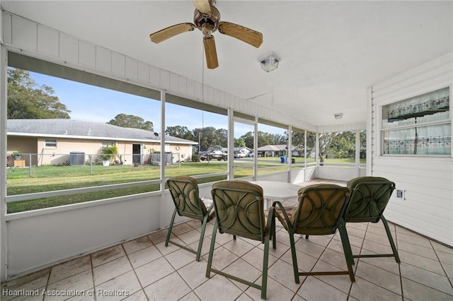 sunroom with ceiling fan