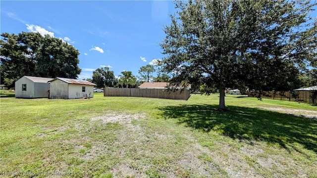 view of yard featuring a shed