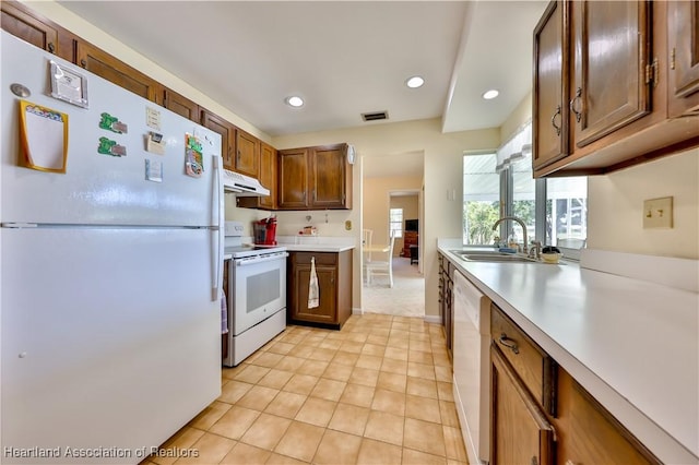 7700 Granada Rd, Sebring, FL 33876 - kitchen with visible vents, a sink, light countertops, white appliances, and under cabinet range hood
