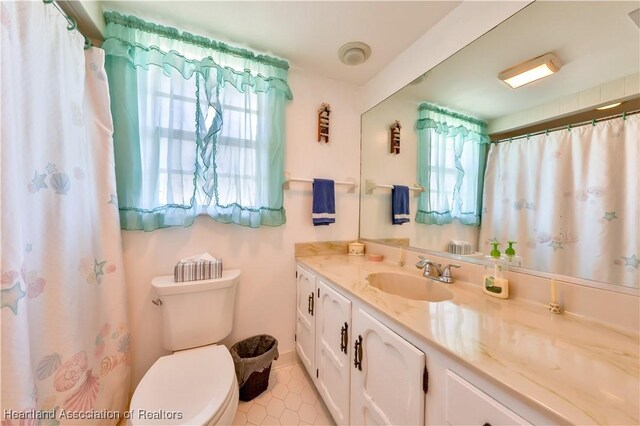 7700 Granada Rd, Sebring, FL 33876 - full bathroom featuring tile patterned floors, toilet, and vanity