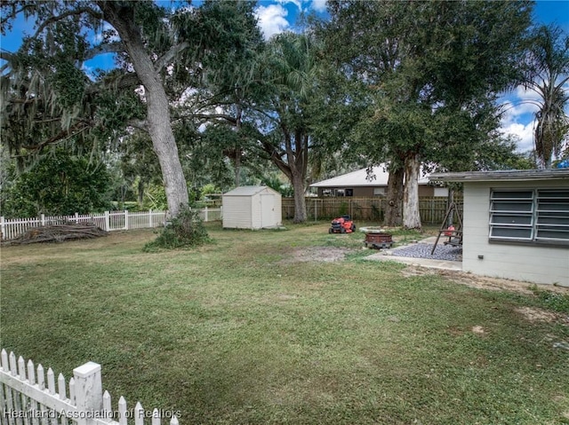 view of yard with a shed