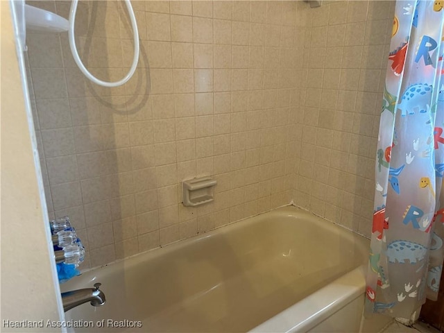 bathroom with shower / tub combo with curtain