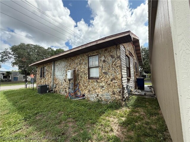 351 N Commerce Ave, Sebring, FL 33870 - view of property exterior featuring stone siding and cooling unit
