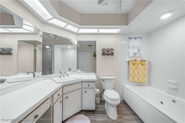 2407 Par Rd, Sebring, FL 33872 - full bath featuring toilet, a washtub, wood finished floors, ceiling fan, and vanity