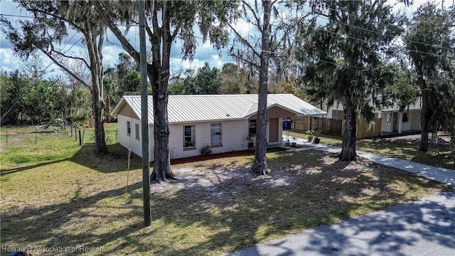 view of front of house with a front lawn