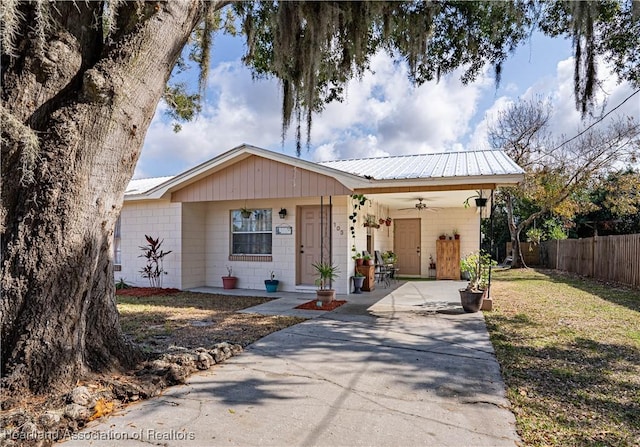 view of front of home with ceiling fan and a front lawn