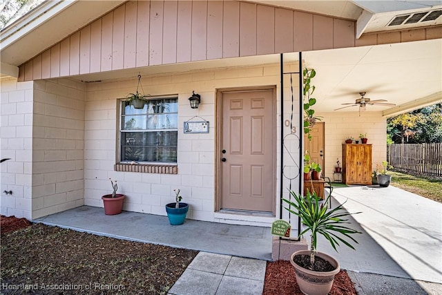 doorway to property with ceiling fan