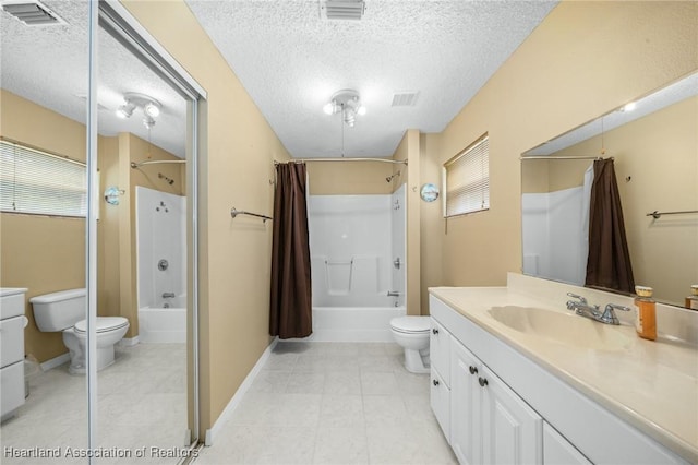 full bathroom featuring a textured ceiling, shower / tub combo, and toilet