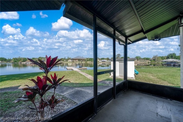 2 Chickasaw St, Lake Placid, FL 33852 - unfurnished sunroom with a water view