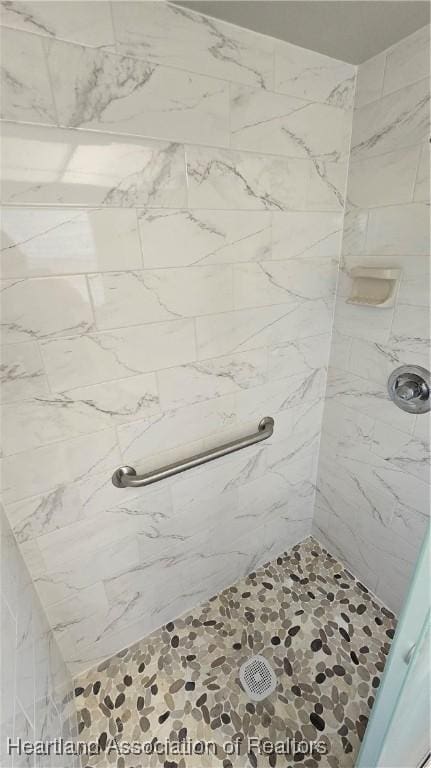 bathroom featuring tiled shower