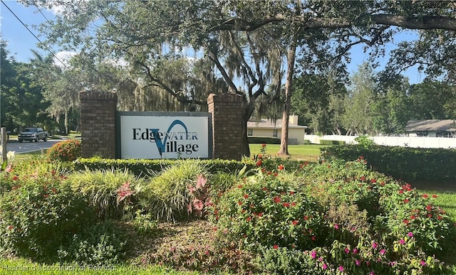 2527 Davis Cir, Sebring, FL 33870 - community sign with view of wooded area
