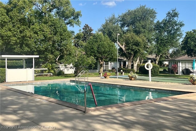 2527 Davis Cir, Sebring, FL 33870 - community pool with fence