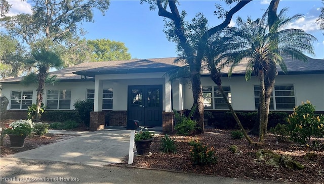 2527 Davis Cir, Sebring, FL 33870 - ranch-style home with stucco siding and covered porch