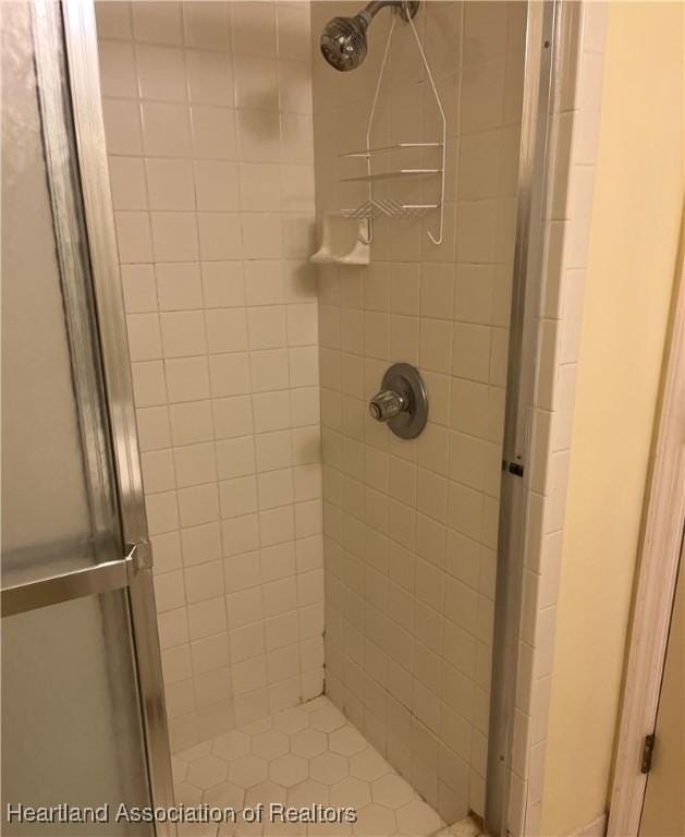2527 Davis Cir, Sebring, FL 33870 - full bathroom featuring a stall shower