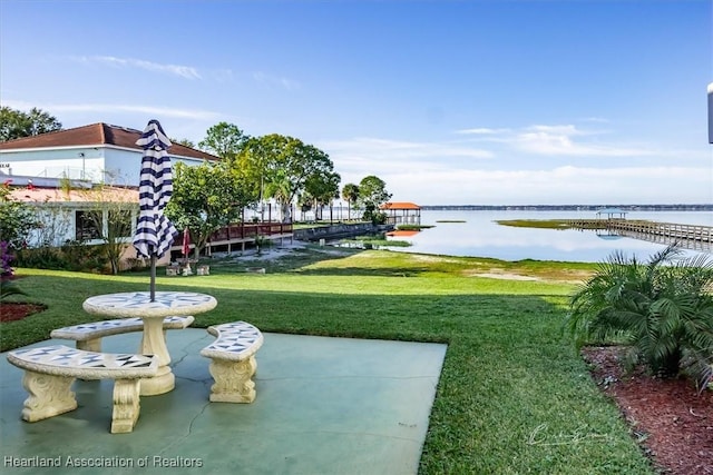 view of yard featuring a water view