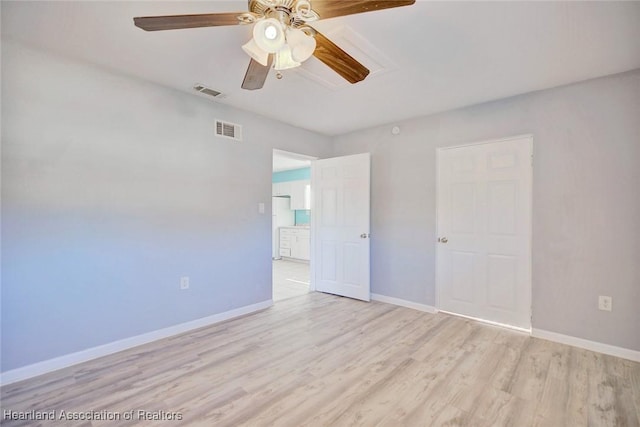 empty room featuring light wood-type flooring and ceiling fan